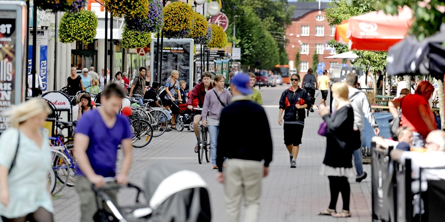 Stadsmiljö med människor.