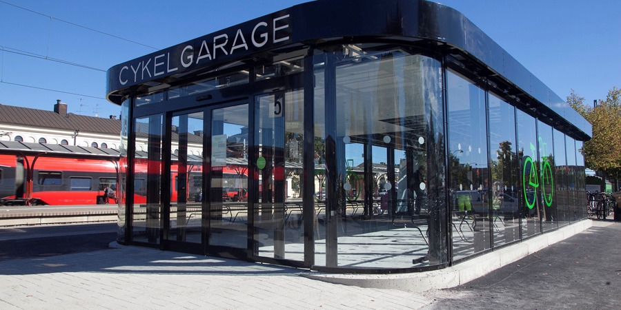 Cykelgaraget med ett rött tåg i bakgrunden.