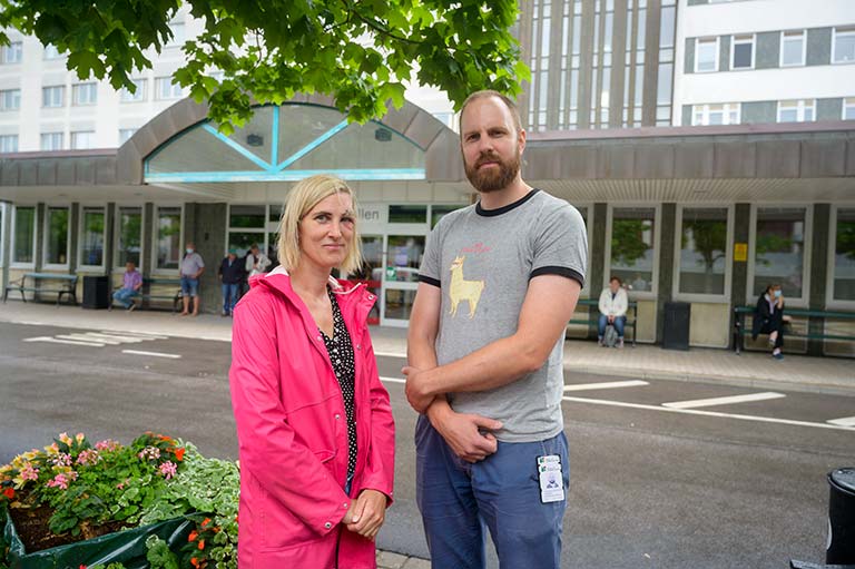 Johanna Bergström och Oskar Eriksson Valta utanför Centrallasarettet i Växjö