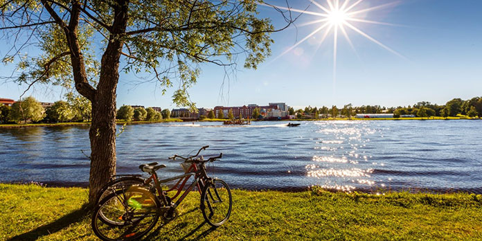 Utsikt över Bodträsket, två cyklar i förgrunden.