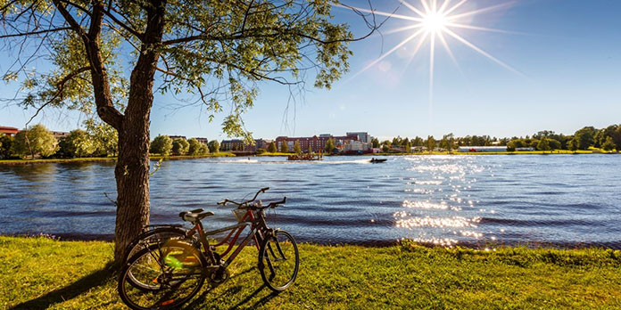 Utsikt över Bodträsket, två cyklar i förgrunden. 