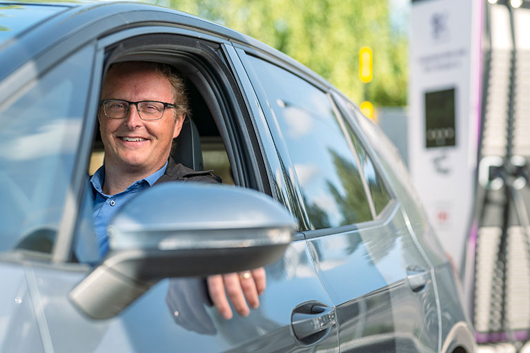 Åker Persson sitter i en elbil