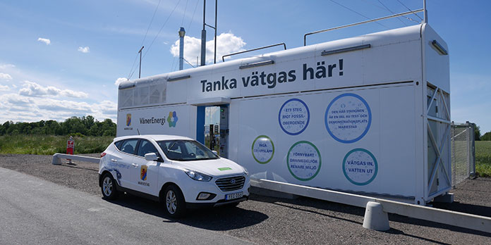 En bil framför vätgasstationen i Mariestad.